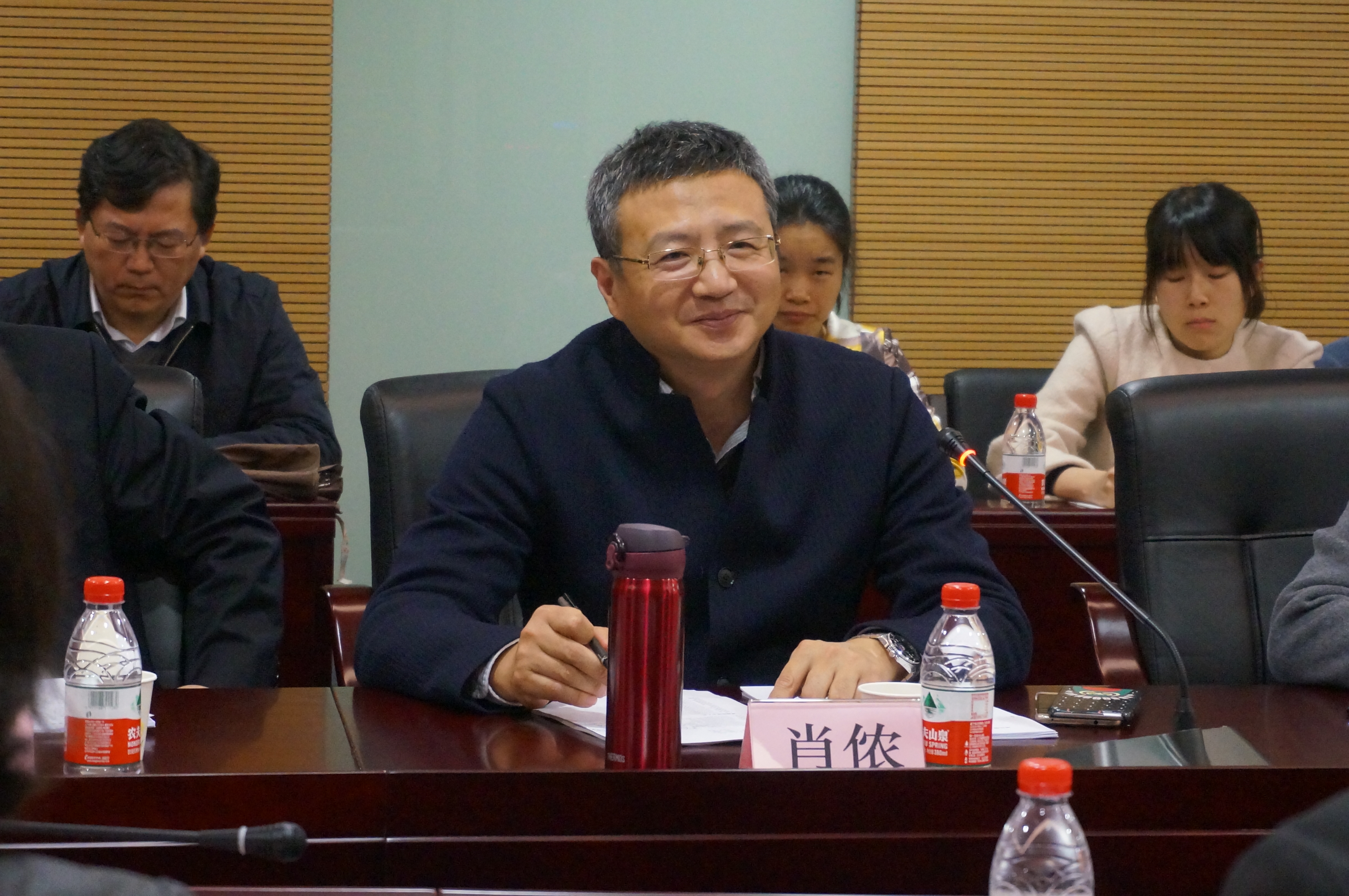 肖侬副经理主持会议